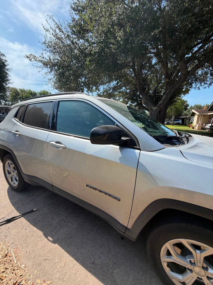 Front fender and wheel of a silver Jeep Compass